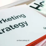 Content Marketing Strategy adalah rencana terstruktur untuk bikin, ngatur, dan nyebarin konten.