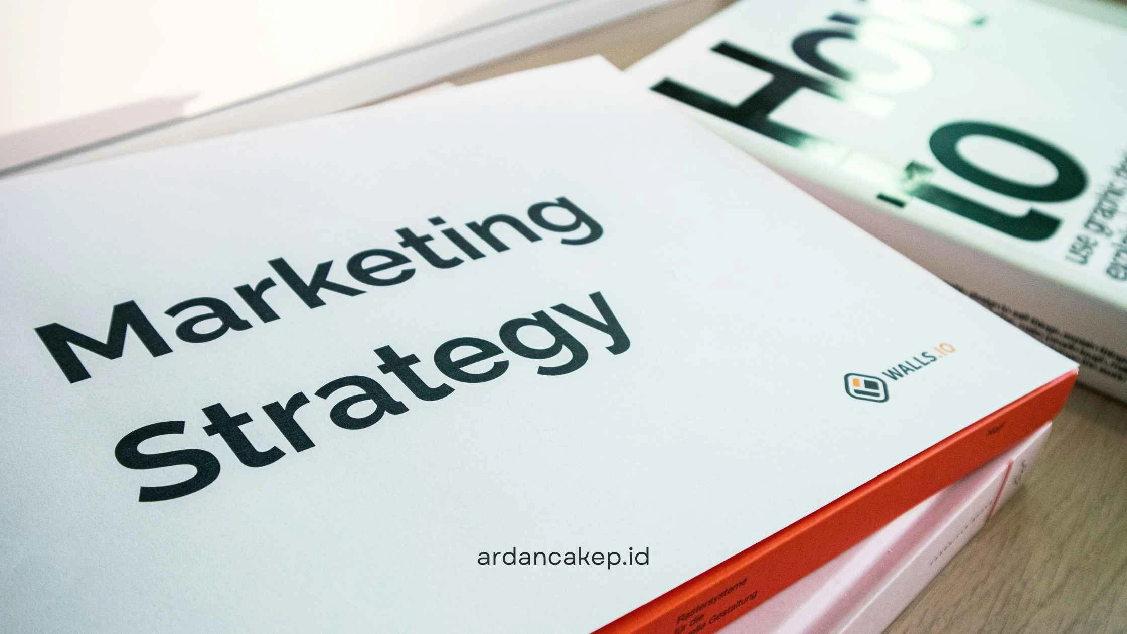 Content Marketing Strategy adalah rencana terstruktur untuk bikin, ngatur, dan nyebarin konten.