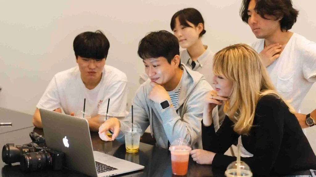 Ide konten Instagram untuk UMKM dengan budget kecil adalah behind the scene, testimoni pelanggan, tips edukasi, before–after produk, dan tutorial.