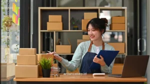 Pelaku UMKM menggunakan laptop untuk belajar digital marketing