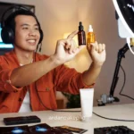 Perbedaan Content Marketing dengan iklan biasa adalah content marketing jangka panjang untuk engagement & brand trust, iklan biasa jangka pendek fokus hasil instan.