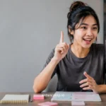 Cara bikin konten yang menarik perhatian orang adalah dengan memahami audiens, membuka konten dengan kalimat atau visual yang kuat, lalu memberi manfaat.