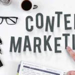 Content marketing adalah strategi membuat konten untuk membangun kepercayaan audiens, sedangkan digital marketing adalah semua aktivitas pemasaran melalui kanal digital.