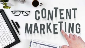 Content marketing adalah strategi membuat konten untuk membangun kepercayaan audiens, sedangkan digital marketing adalah semua aktivitas pemasaran melalui kanal digital.